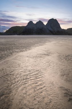 Üç Cliff güzel renkli Yaz gündoğumu manzara görüntü
