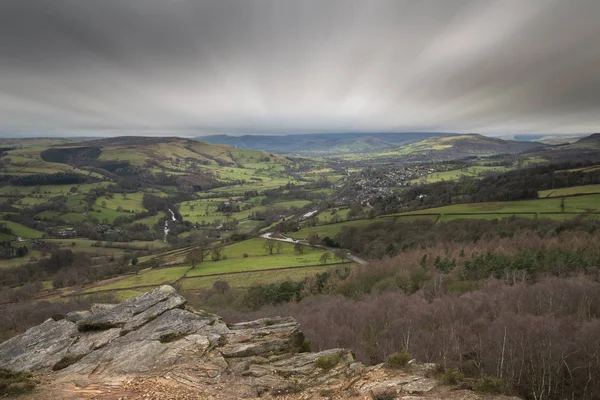 Dramatyczny nastrojowy zimowy obraz krajobrazu Peak District w Englan — Zdjęcie stockowe