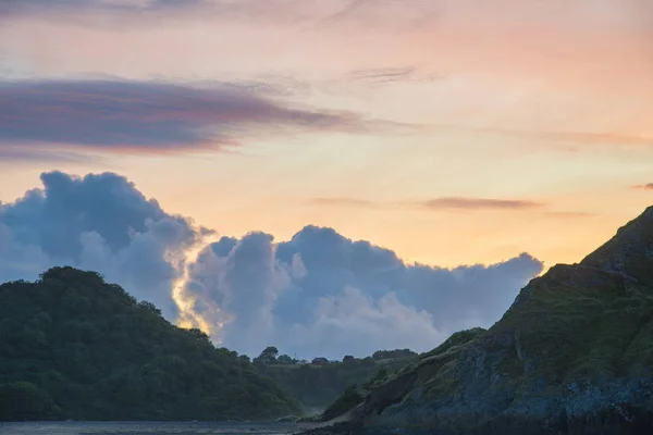 Mooie kleurrijke zomer Sunrise landschap beeld van drie klif — Stockfoto