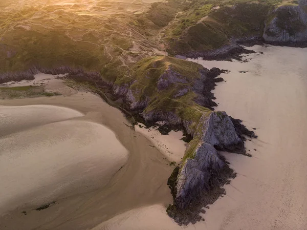 Oszałamiający kolorowy Drone krajobraz obrazu Three Cliffs Bay w S — Zdjęcie stockowe