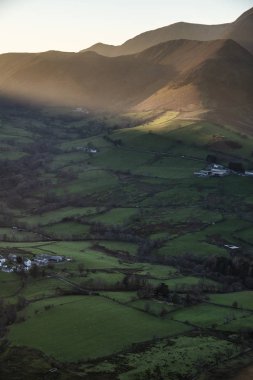 Güzel sonbahar sonbahar manzara görüntü güneş kirişler kadar aydınlatma s