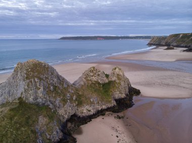 S Three Cliffs Bay çarpıcı renkli drone manzara görüntü