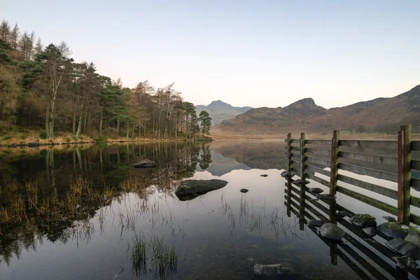 Belle automne automne lever de soleil coloré sur Blea Tarn dans le Lak — Photo