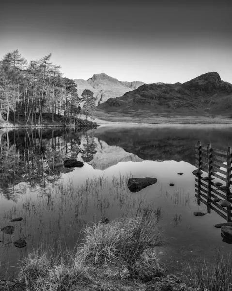 Hermosa caída de otoño colorido amanecer sobre Blea Tarn en el lago — Foto de Stock