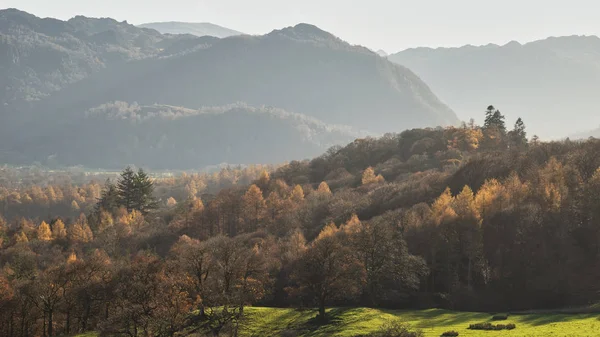 Bella Autunno Autunno immagine del paesaggio della vista da Catbells — Foto Stock