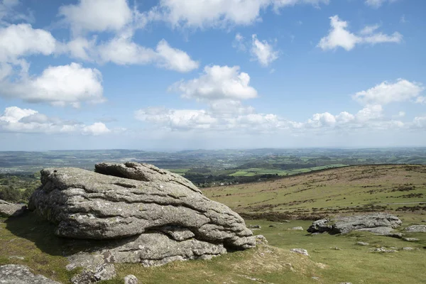 Härlig vår landskap bild av utsikt från Haytor i Dartmoor na — Stockfoto