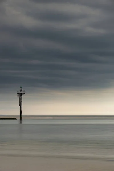 Bella immagine paesaggistica della spiaggia con bassa marea con drammatico sto — Foto Stock