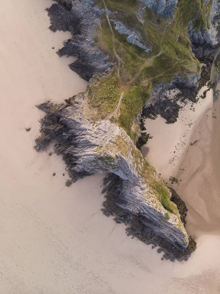 Superbe image colorée de paysage de drone de Three Cliffs Bay en S — Photo