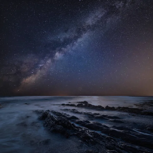 Superbe image de paysage composite de Mily Way noyau sur roc de mer — Photo