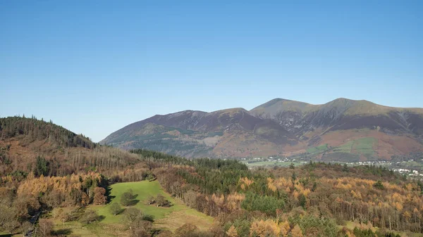 Bella Autunno Autunno immagine del paesaggio della vista da Catbells — Foto Stock