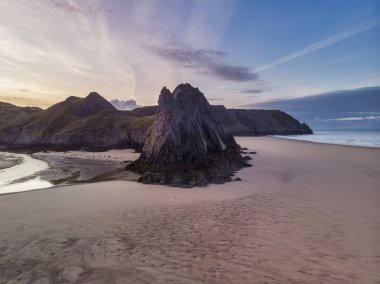 S Three Cliffs Bay çarpıcı renkli drone manzara görüntü