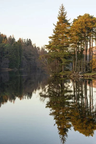 Afbeelding van het prachtige landschap van Tarn Hows Lake District tijdens b — Stockfoto