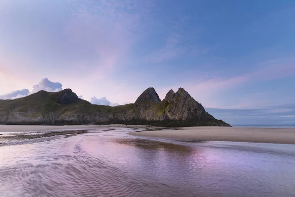 Belle image colorée de paysage de lever de soleil d'été de trois falaise — Photo