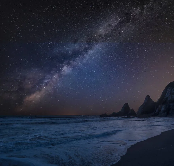 Imagem de paisagem composta impressionante do núcleo Mily Way sobre o roc do mar — Fotografia de Stock
