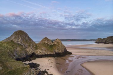 S Three Cliffs Bay çarpıcı renkli drone manzara görüntü
