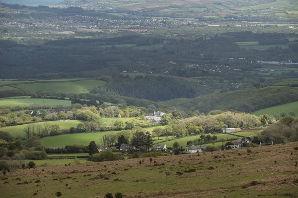 Hermosa imagen de paisaje de primavera de Haytor en Dartmoor Na — Foto de Stock