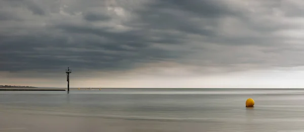 Vacker panoramautsikt landskap bild av stranden vid lågvatten med Dr — Stockfoto