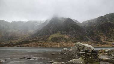Llyn Idwal ve snowcap güzel karamsar Kış manzara görüntü