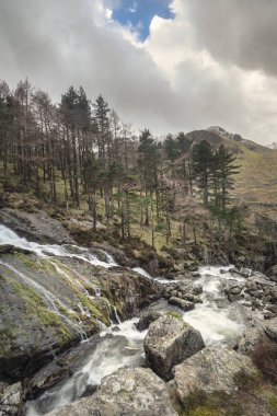 Ogwen Vadisi nehir ve şelaleler du çarpıcı manzara görüntü