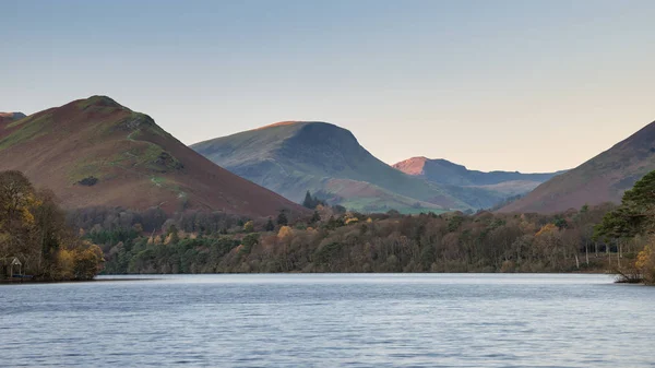 Atemberaubende Langzeitbelichtung Landschaft Bild derwent Wasser im See — Stockfoto