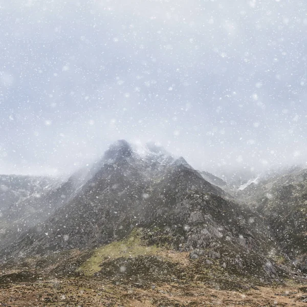 Kar kaplı Y G çarpıcı karamsar dramatik Kış manzara görüntü — Stok fotoğraf