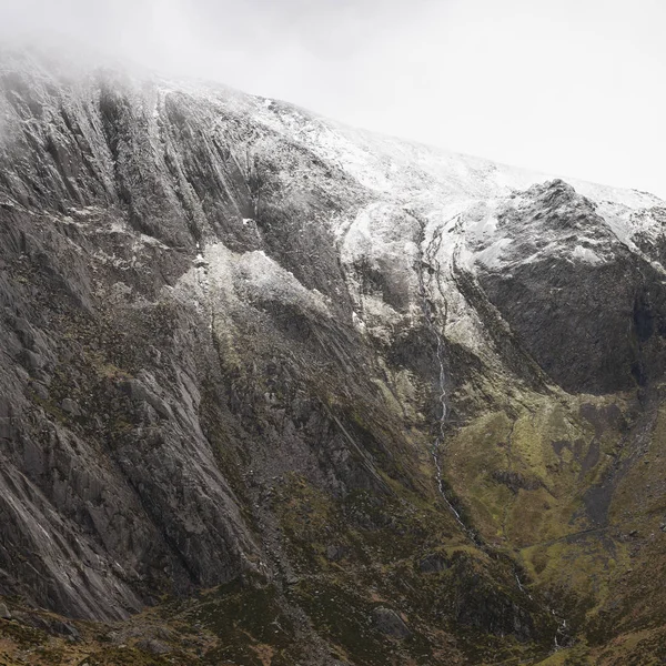 Úchvatná dramatická krajinná podoba zasněžené hory Glyderu — Stock fotografie