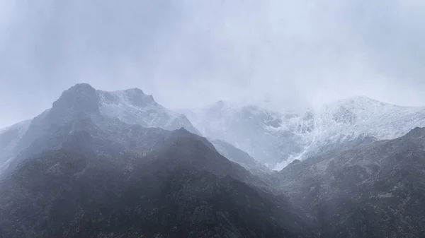 Oszałamiający Moody dramatyczny Zima Krajobraz obraz z snowcapped Y G — Zdjęcie stockowe