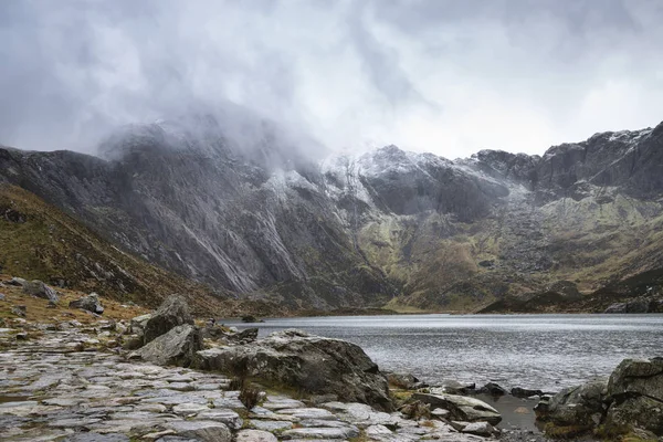 Prachtige Moody winter landschap beeld van llyn Idwal en sneeuwtop — Stockfoto