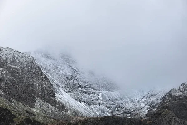 Atemberaubende dramatische Landschaft Bild der schneebedeckten Glyders Berg — Stockfoto