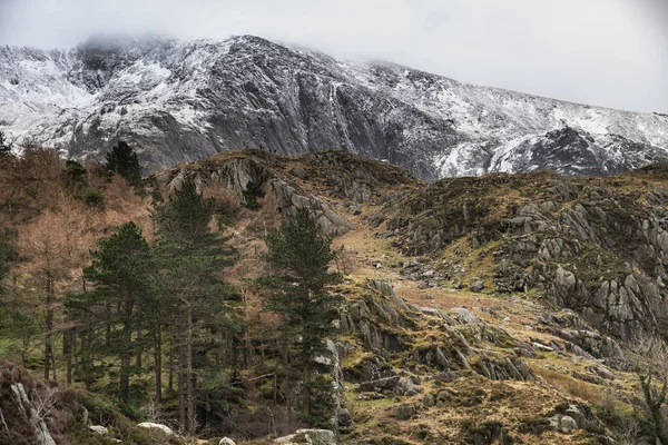 Piękne nastrojowe obrazy krajobrazowe doliny ogwen w Snowdonia du — Zdjęcie stockowe