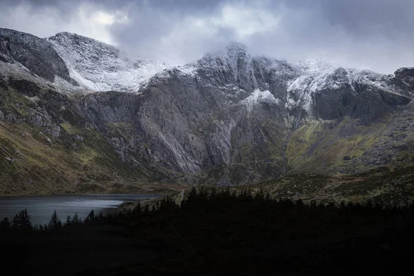 Piękny nastrojowy zimowy krajobraz wizerunek Llyn Idwal i Snowcap — Zdjęcie stockowe