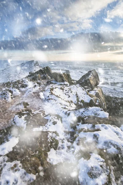 Wspaniały zachód zimowy krajobraz od góry patrząc na sno — Zdjęcie stockowe