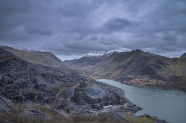 Dinorwig Kayrak Madeni ve snowcapped güzel manzara görüntü 