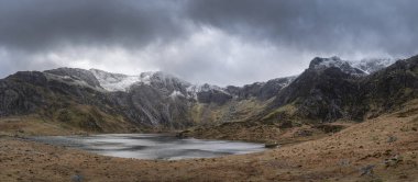 Llyn Idwal ve snowcap güzel karamsar Kış manzara görüntü