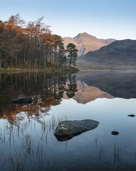 Belle automne automne lever de soleil coloré sur Blea Tarn dans le Lak — Photo