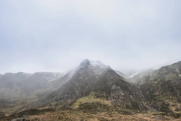 Impresionante moody dramático Imagen del paisaje de invierno de nevado Y G — Foto de Stock