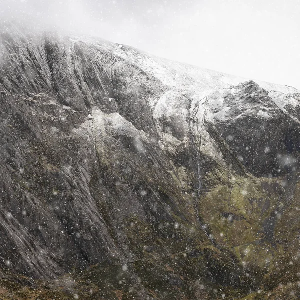 Karla kaplı Glyders dağının çarpıcı dramatik manzara görüntüsü — Stok fotoğraf