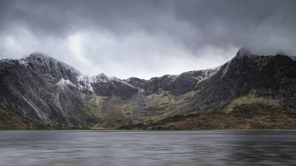 Bela imagem paisagem de inverno temperamental de Llyn Idwal e boné de neve — Fotografia de Stock