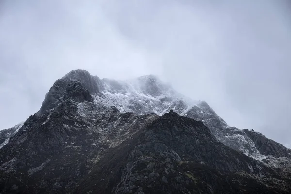 Impressionante mal-humorado dramático inverno paisagem imagem de neve tampado Y G — Fotografia de Stock