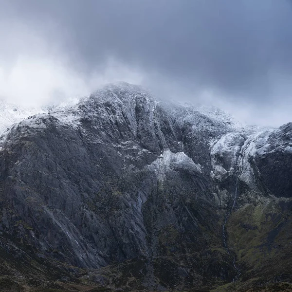 Atemberaubende dramatische Landschaft Bild der schneebedeckten Glyders Berg — Stockfoto