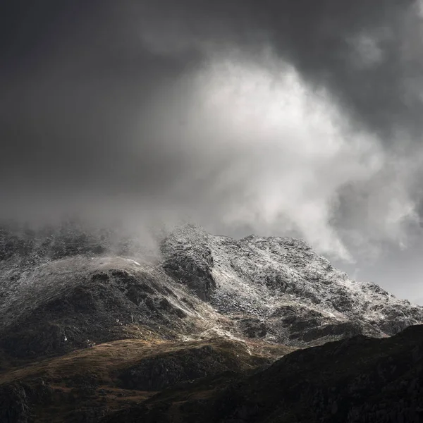 Stunning moody dramatic Winter landscape image of snowcapped Try — Stock Photo, Image