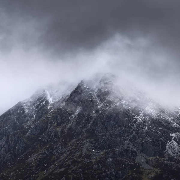 Impresionantes imágenes de paisaje detalle de la pluma nevada Yr Ole Wen mo —  Fotos de Stock