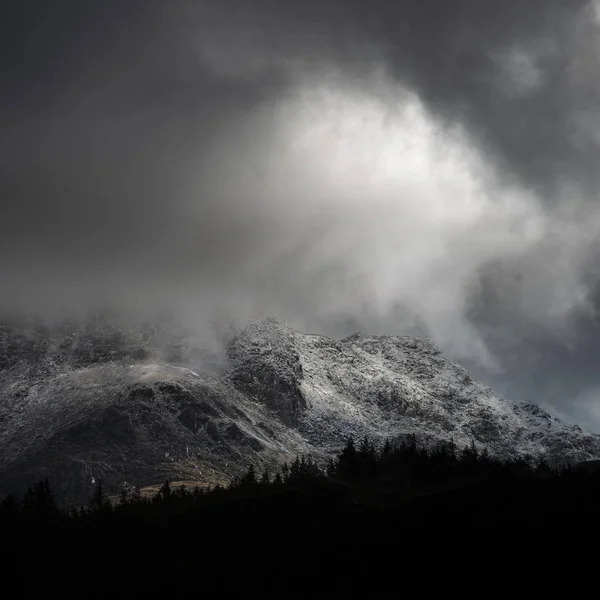 Impressionante mal-humorado dramático paisagem de inverno imagem de boné de neve Tente — Fotografia de Stock