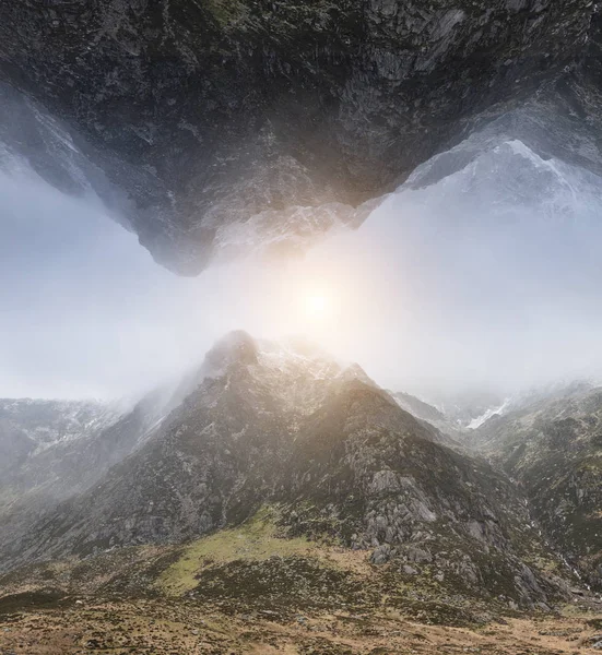 Ters dağ manzara Fantezi gerçeküstü kompozit görüntü bir — Stok fotoğraf