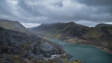 Dinorwig Kayrak Madeni ve snowcapped güzel manzara görüntü 