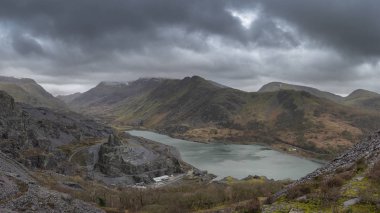 Dinorwig Kayrak Madeni ve snowcapped güzel manzara görüntü 