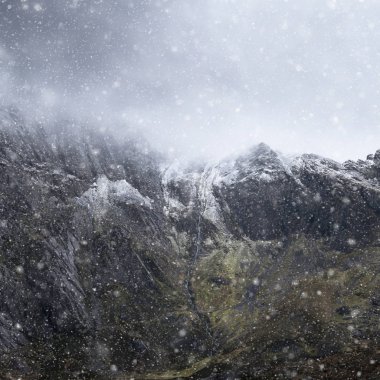 Karla kaplı Glyders dağının çarpıcı dramatik manzara görüntüsü