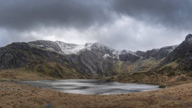 Llyn Idwal ve snowcap güzel karamsar Kış manzara görüntü