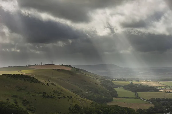 Impressionante Verão imagem da paisagem de escarpa com stor dramático — Fotografia de Stock