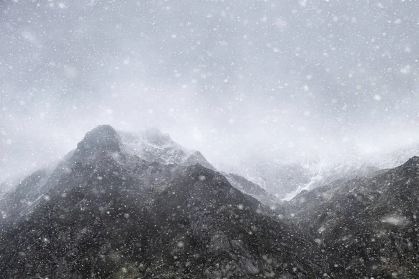 Oszałamiający Moody dramatyczny Zima Krajobraz obraz z snowcapped Y G — Zdjęcie stockowe